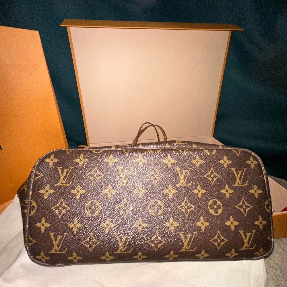 2017 Louie Vuitton Neverfull. Red lining with mini bag and original box/bag. - Picture 14 of 16